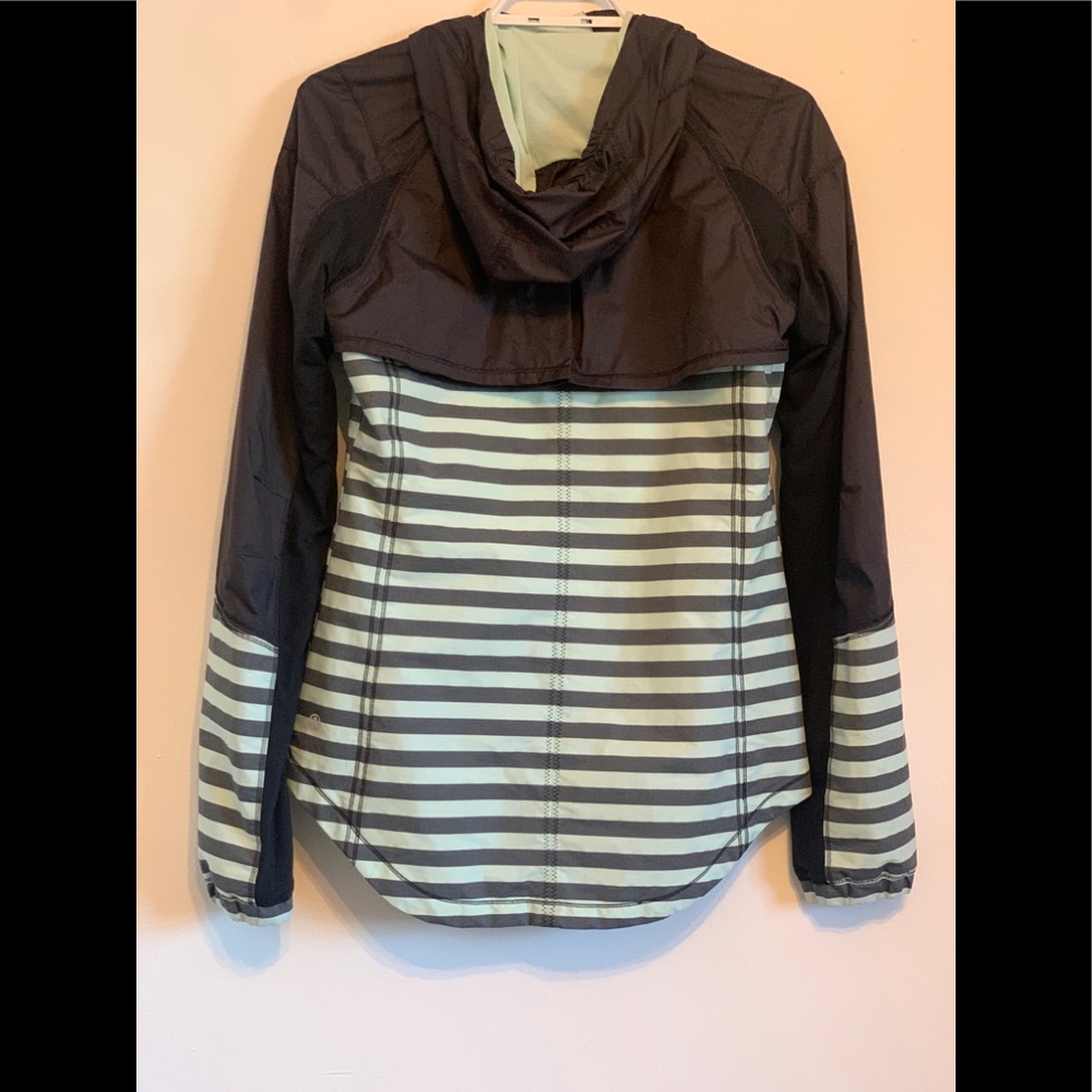 NWOT Lululemon Run: Get Up And Glow Jacket *Reflective 360 Sea Stripe Mint/Black - Picture 9 of 12